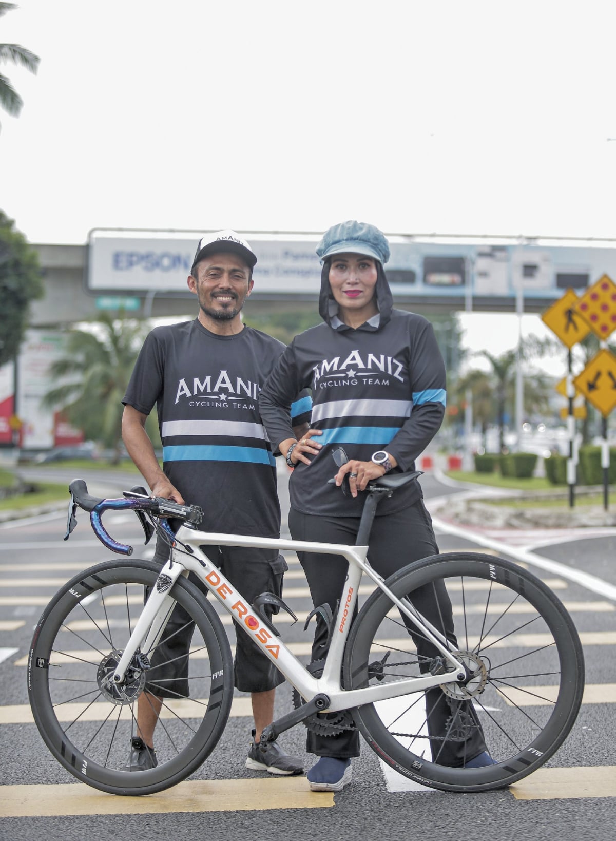 Kak Aniez bersama Abang Am (Mohd Edham Khalid), jurulatih pasukan