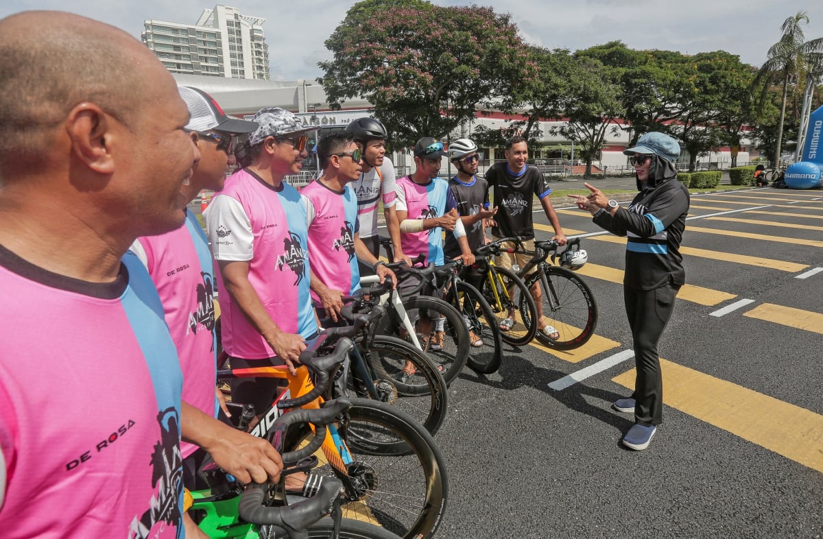 Kak Aniez (Aniz Izana Fuad), pengurus AmAniz Cycling Team